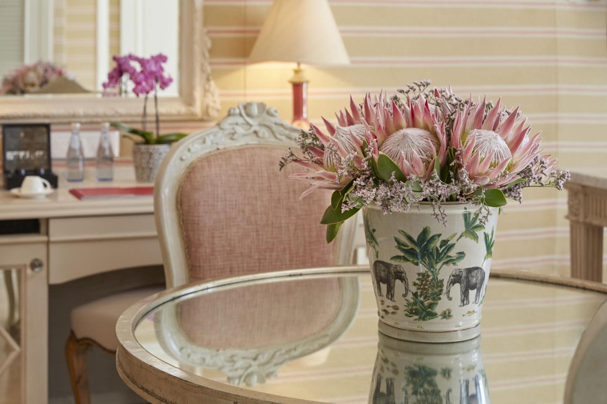 Hotel The Oyster Box Umhlanga Rocks Exterior foto Protea flowers in a hotel room