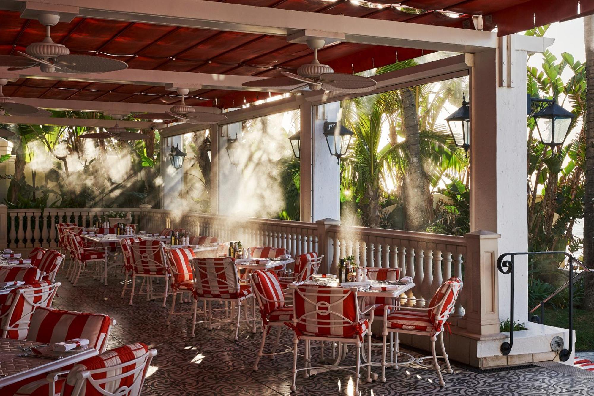 Hotel The Oyster Box Umhlanga Rocks Exterior foto The patio at the Boca Raton Resort