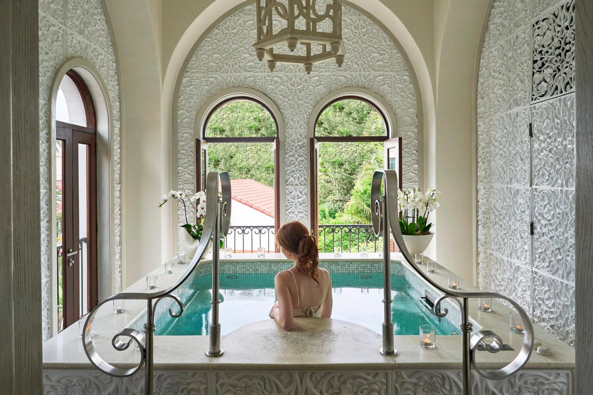 Hotel The Oyster Box Umhlanga Rocks Exterior foto A woman in a spa