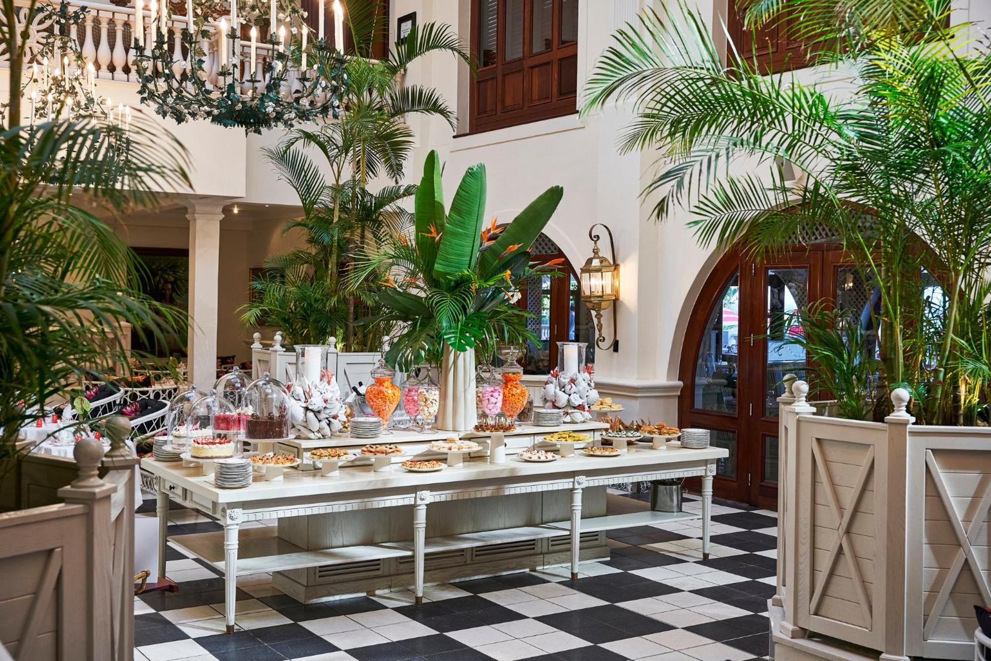 Hotel The Oyster Box Umhlanga Rocks Exterior foto The lobby of the Four Seasons Hotel