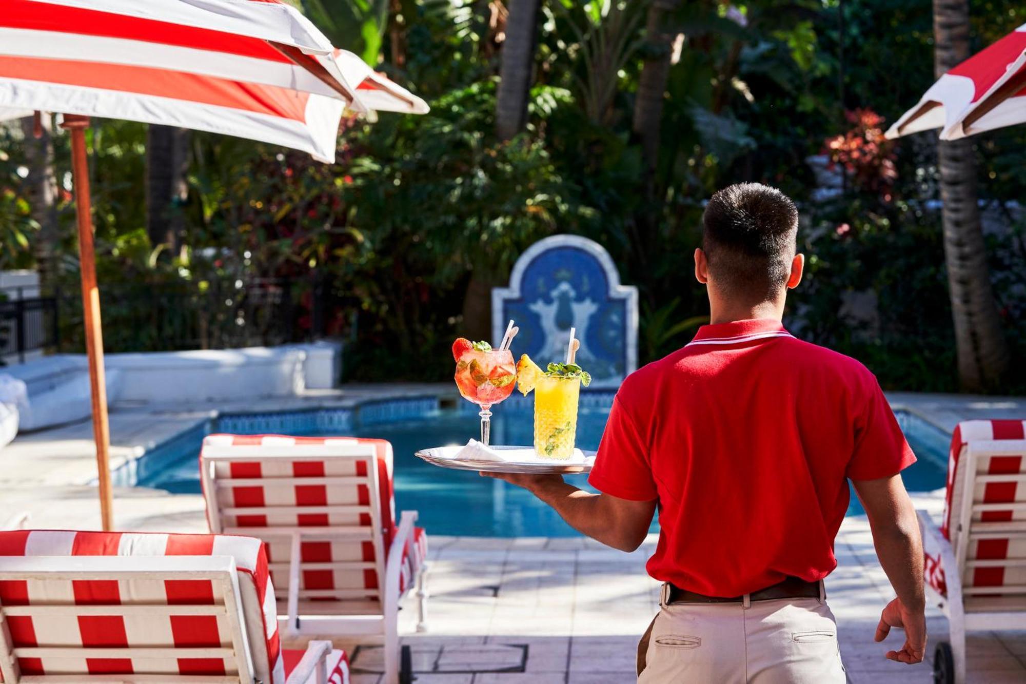 Hotel The Oyster Box Umhlanga Rocks Exterior foto A waiter at the Fontainebleau