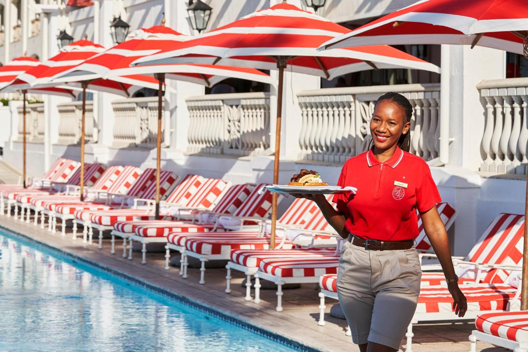 Hotel The Oyster Box Umhlanga Rocks Exterior foto A server at the pool at The Standard East Village