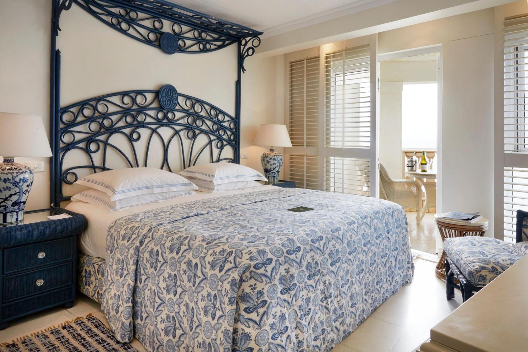 Hotel The Oyster Box Umhlanga Rocks Exterior foto A bedroom at the hotel