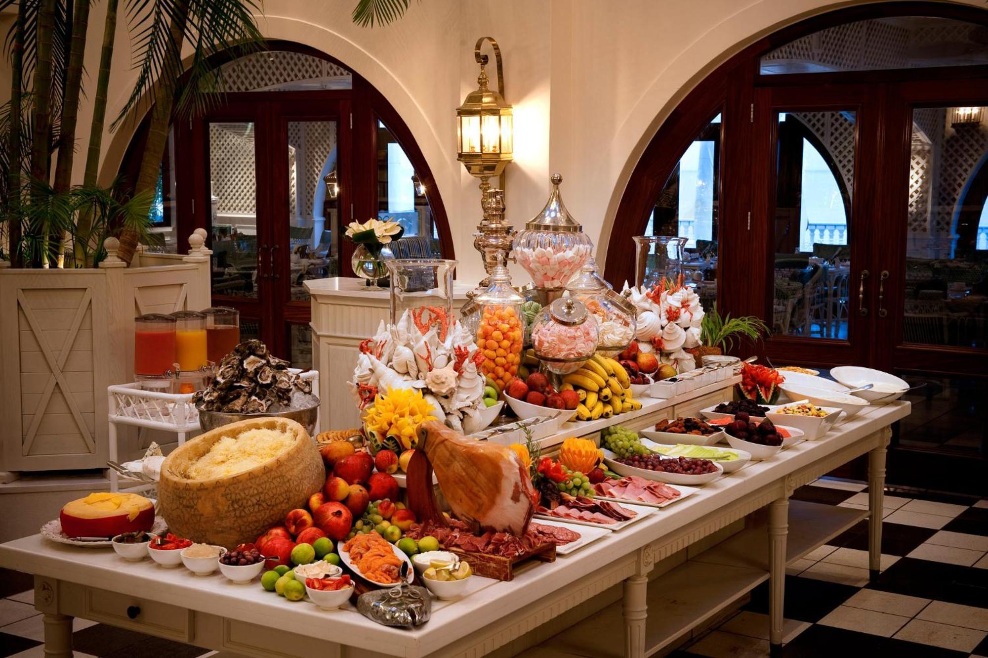 Hotel The Oyster Box Umhlanga Rocks Exterior foto A buffet at a hotel