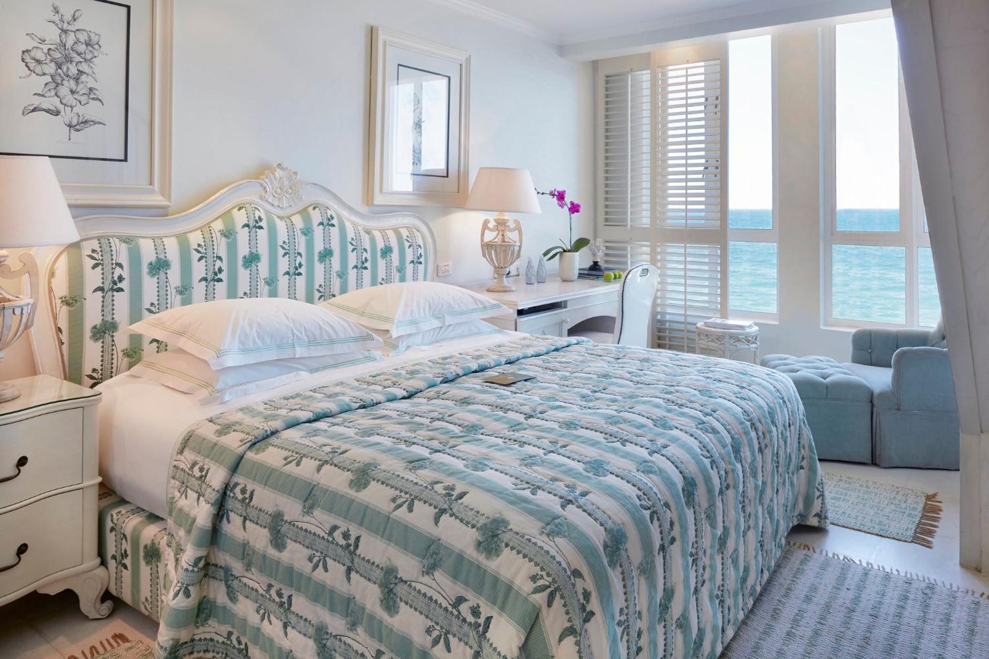 Hotel The Oyster Box Umhlanga Rocks Exterior foto A bedroom at The Boca Raton Resort